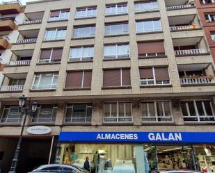 Vista exterior de Estudi en venda en Oviedo  amb Calefacció i Traster