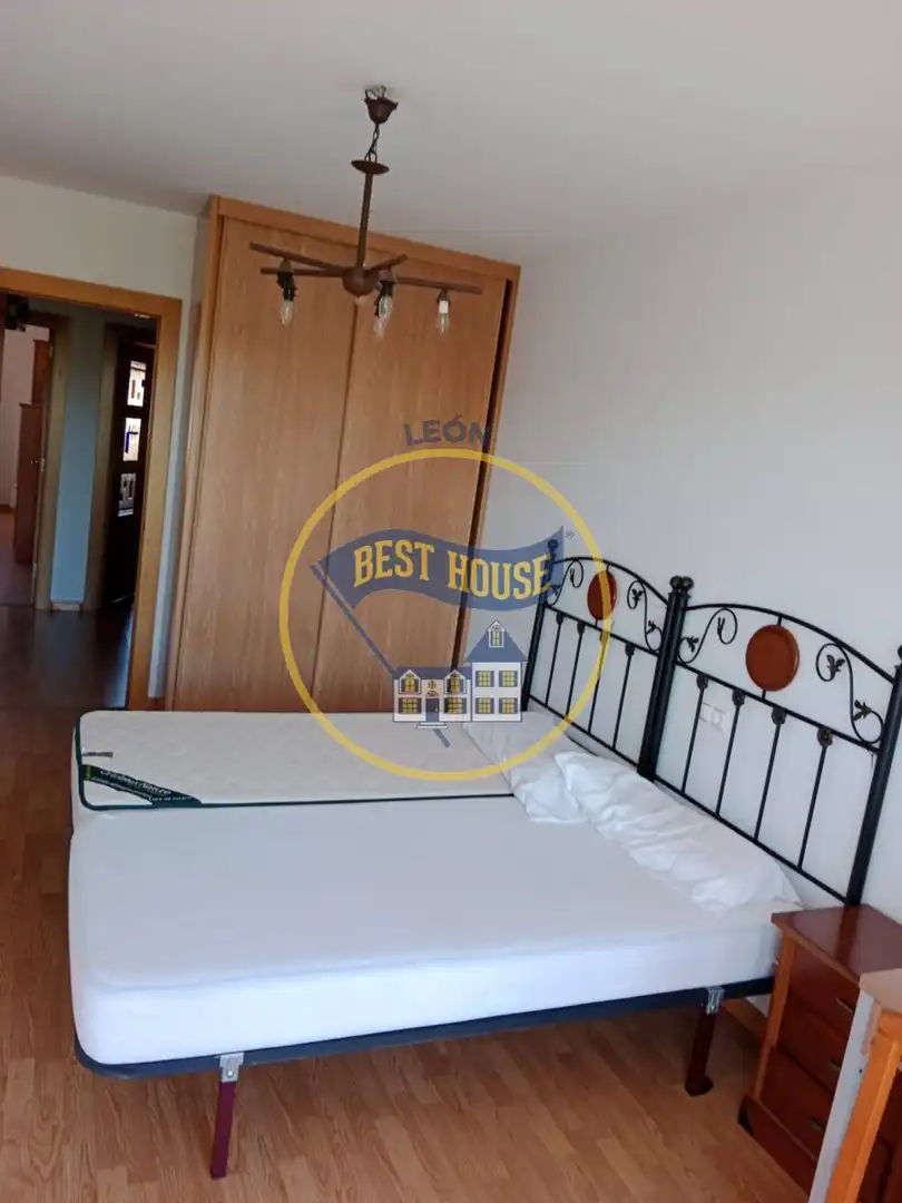 Habitación de Apartamento en venta en Villaquilambre con Calefacción, Terraza y Trastero