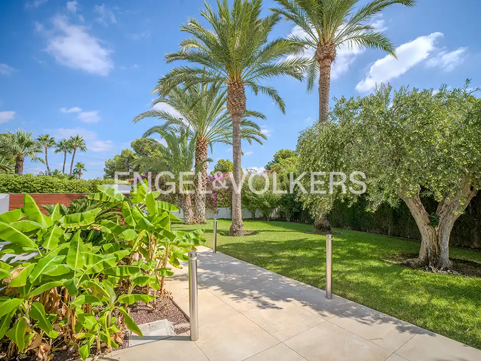 Vista exterior de Casa o xalet en venda en Elche / Elx amb Aire condicionat, Calefacció i Jardí privat