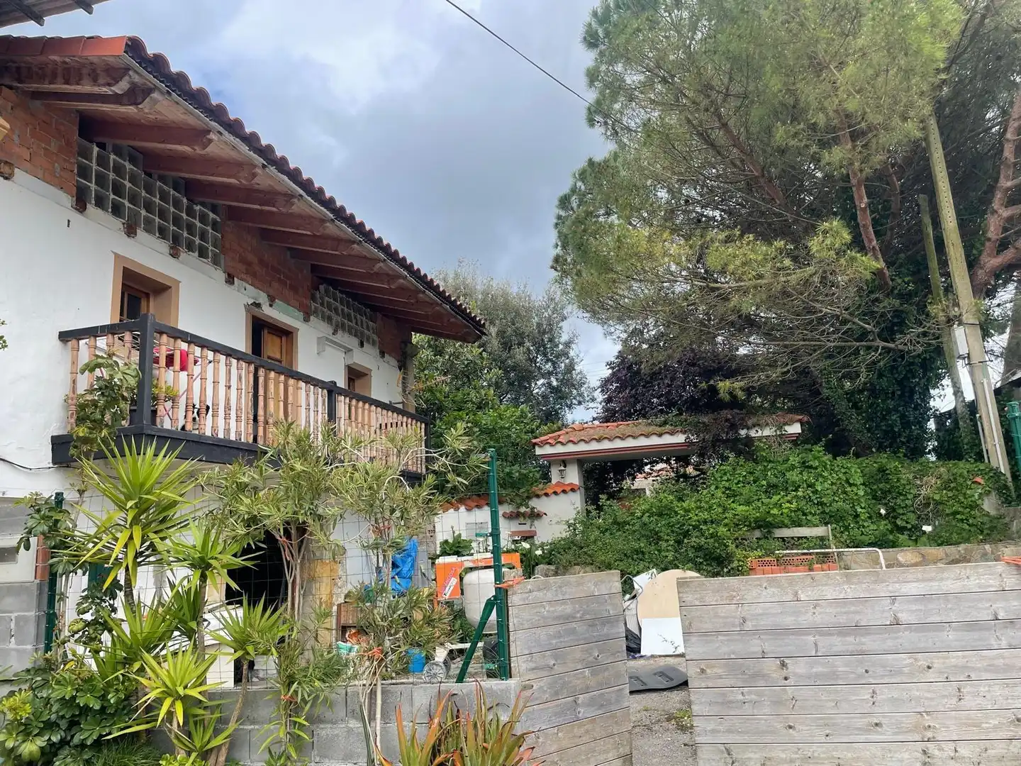Außenansicht von Einfamilien-Reihenhaus zum Verkauf in Bárcena de Cicero mit Terrasse und Balkon