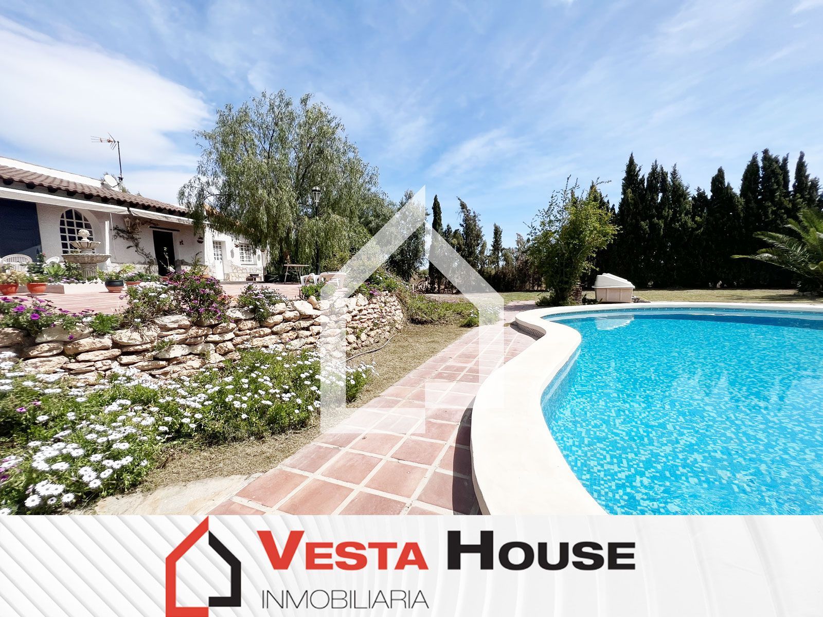 Vista exterior de Casa o xalet en venda en San Vicente del Raspeig / Sant Vicent del Raspeig amb Calefacció, Jardí privat i Terrassa