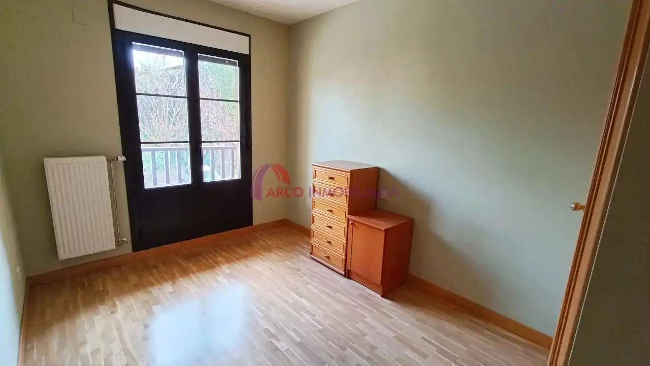 Schlafzimmer von Einfamilien-Reihenhaus zum Verkauf in Cardeñadijo mit Heizung, Privatgarten und Terrasse
