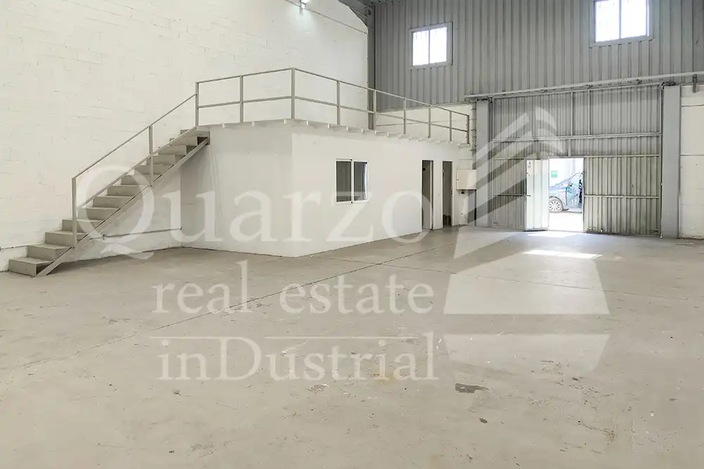 Nau industrial en venda en Velilla de San Antonio