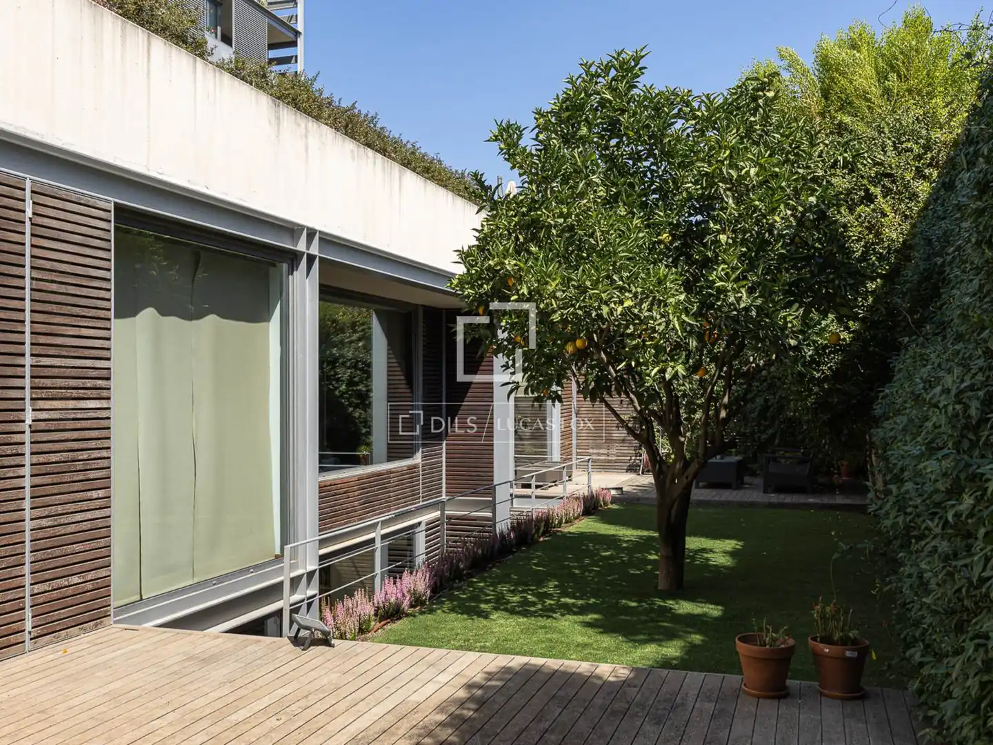 Vista exterior de Casa o xalet en venda en Barcelona amb Aire condicionat, Calefacció i Jardí privat