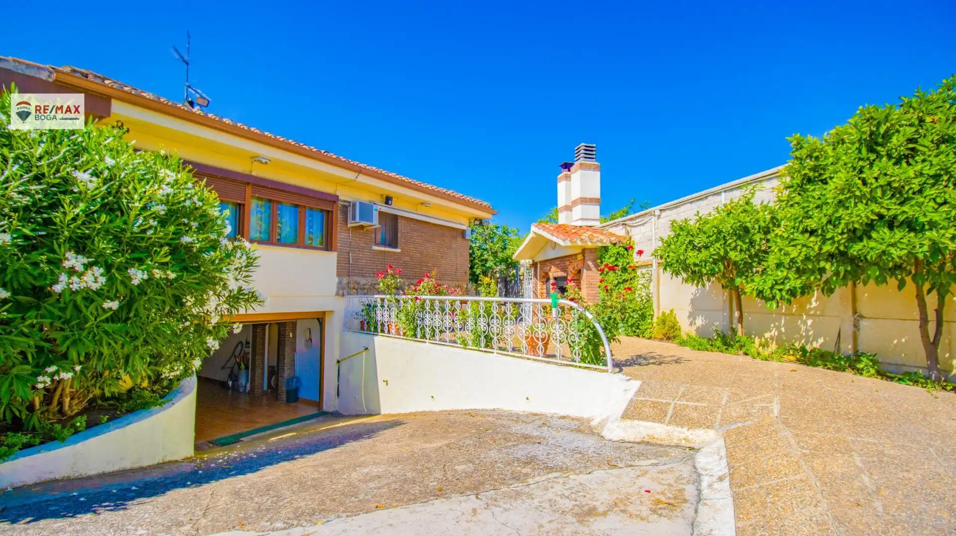 Vista exterior de Casa o xalet en venda en Oyón-Oion amb Aire condicionat, Jardí privat i Parquet