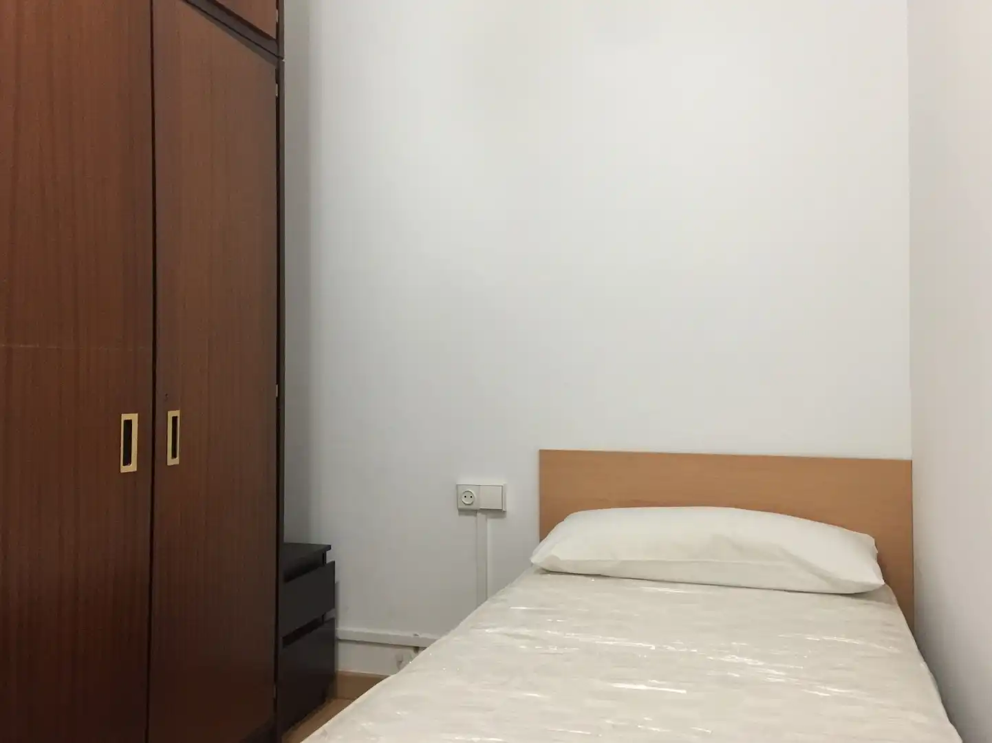 Dormitori de Apartament de lloguer en Girona amb Calefacció, Moblat i TV