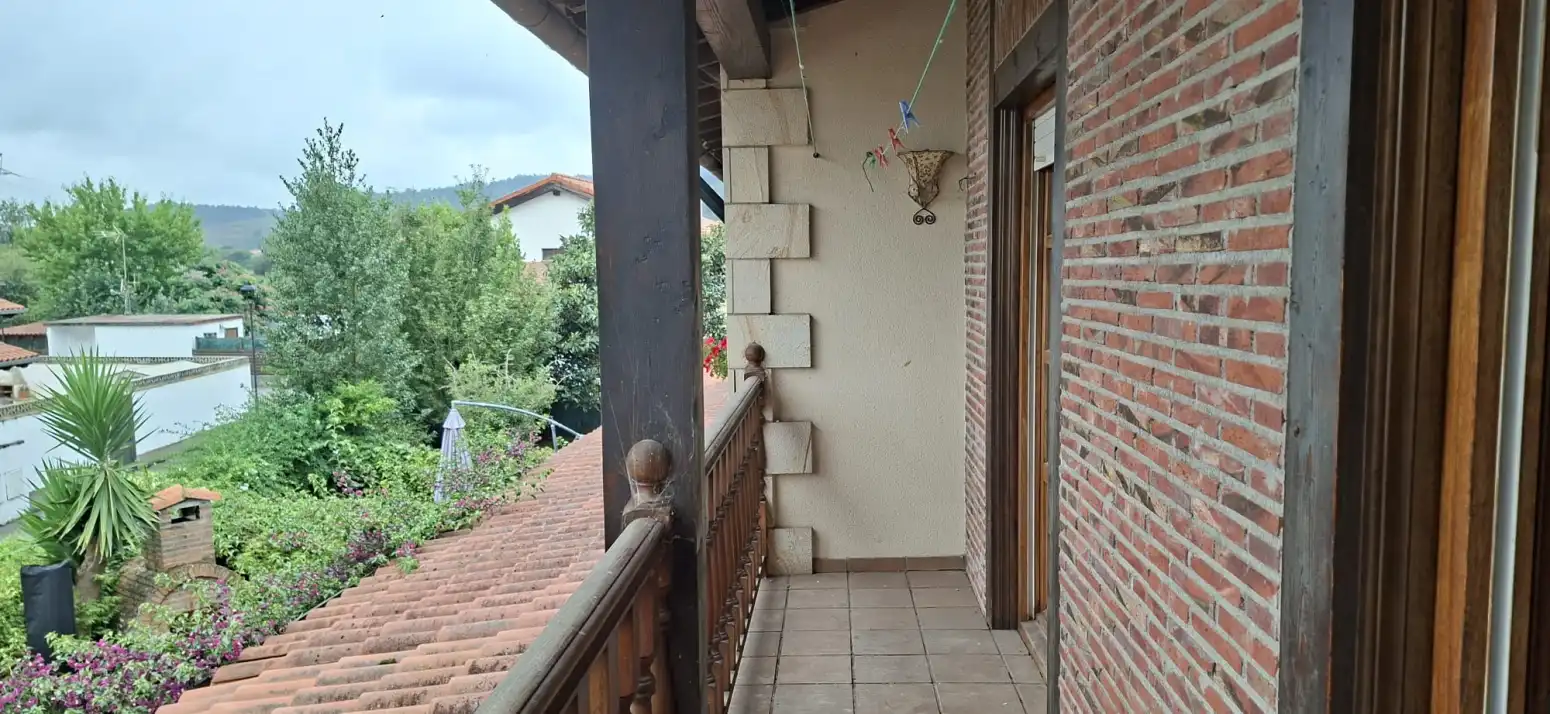 Terrassa de Casa adosada en venda en Cabezón de la Sal amb Calefacció, Jardí privat i Parquet