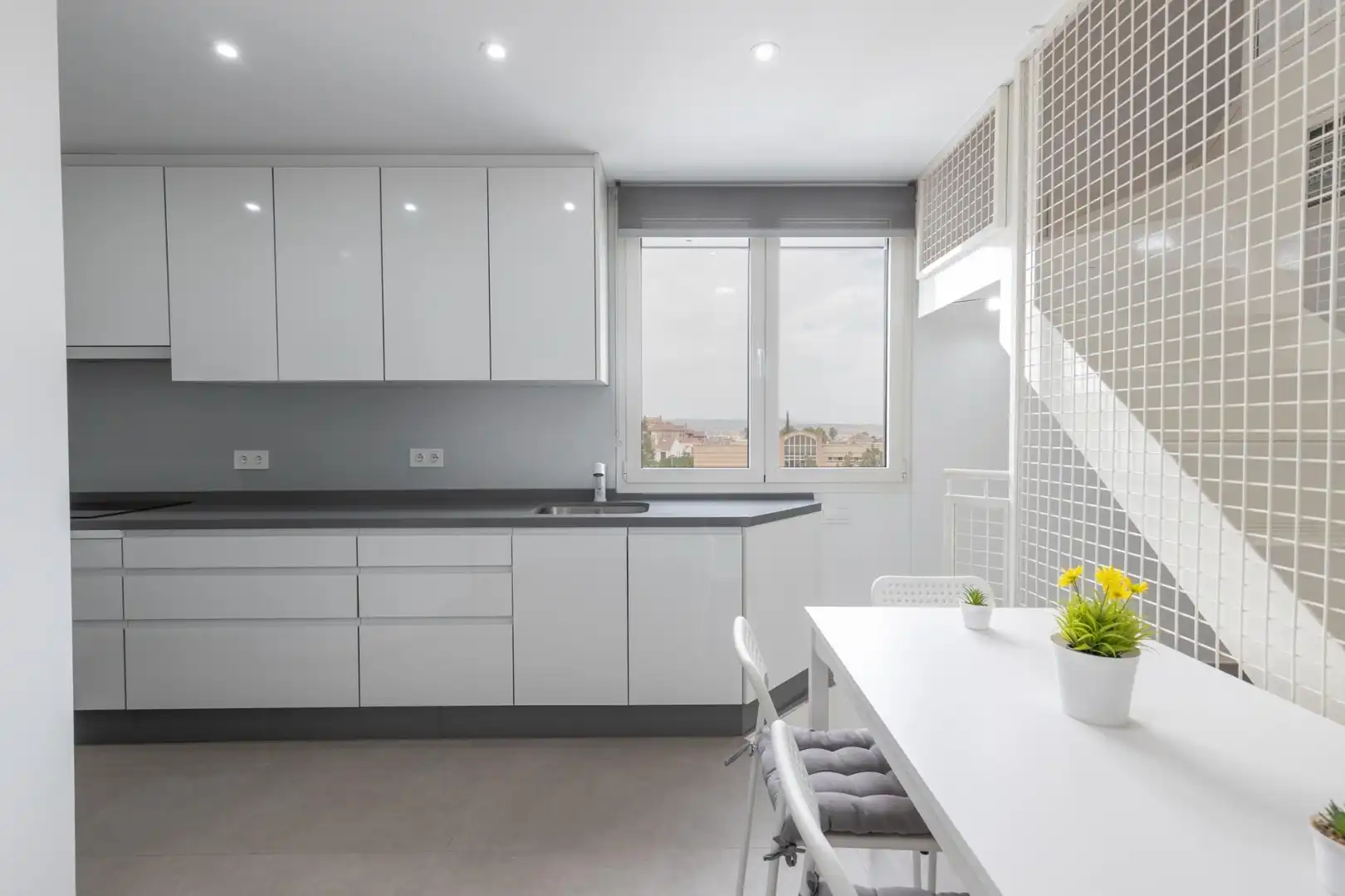 Cuina de Casa o xalet en venda en Granada amb Calefacció, Terrassa i Traster