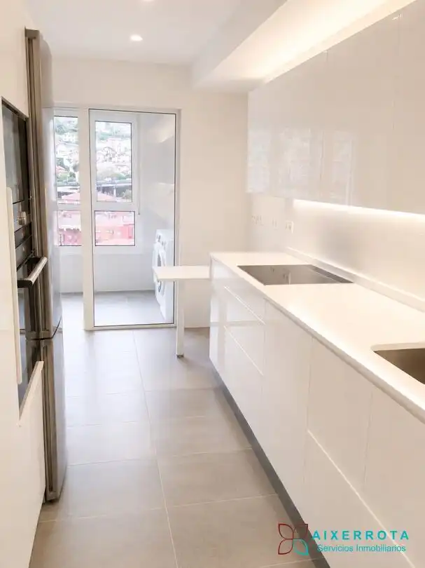 Cuina de Pis de lloguer en Bilbao  amb Calefacció, Terrassa i Forn