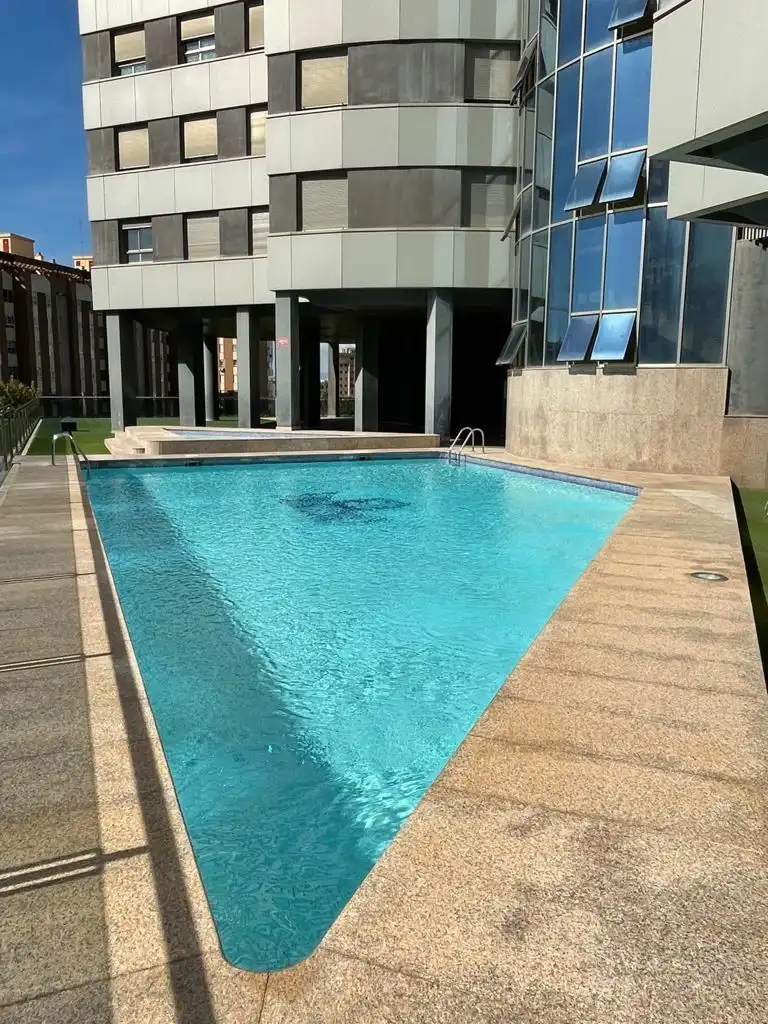 Piscina de Apartament de lloguer en Valencia amb Aire condicionat, Calefacció i Terrassa