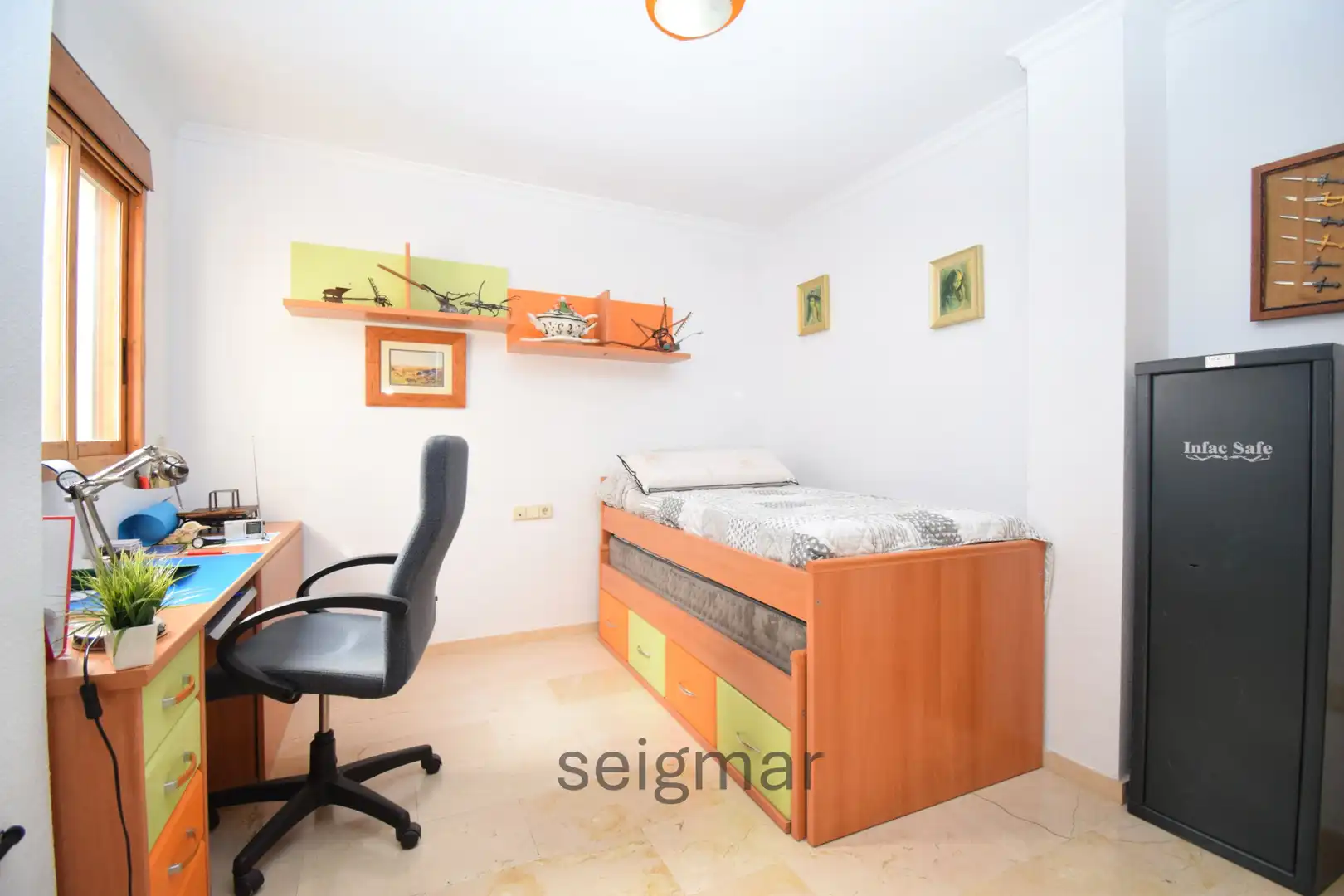 Habitación de Casa adosada en venta en La Nucia con Terraza, Horno y Lavadora