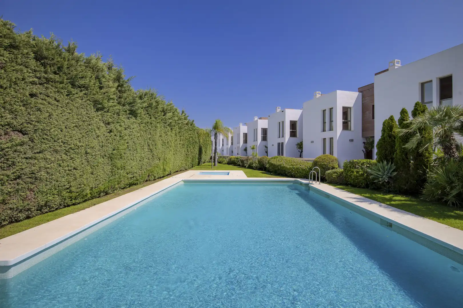 Piscina de Casa adosada de alquiler en Benahavís con Aire acondicionado, Jardín privado y Terraza