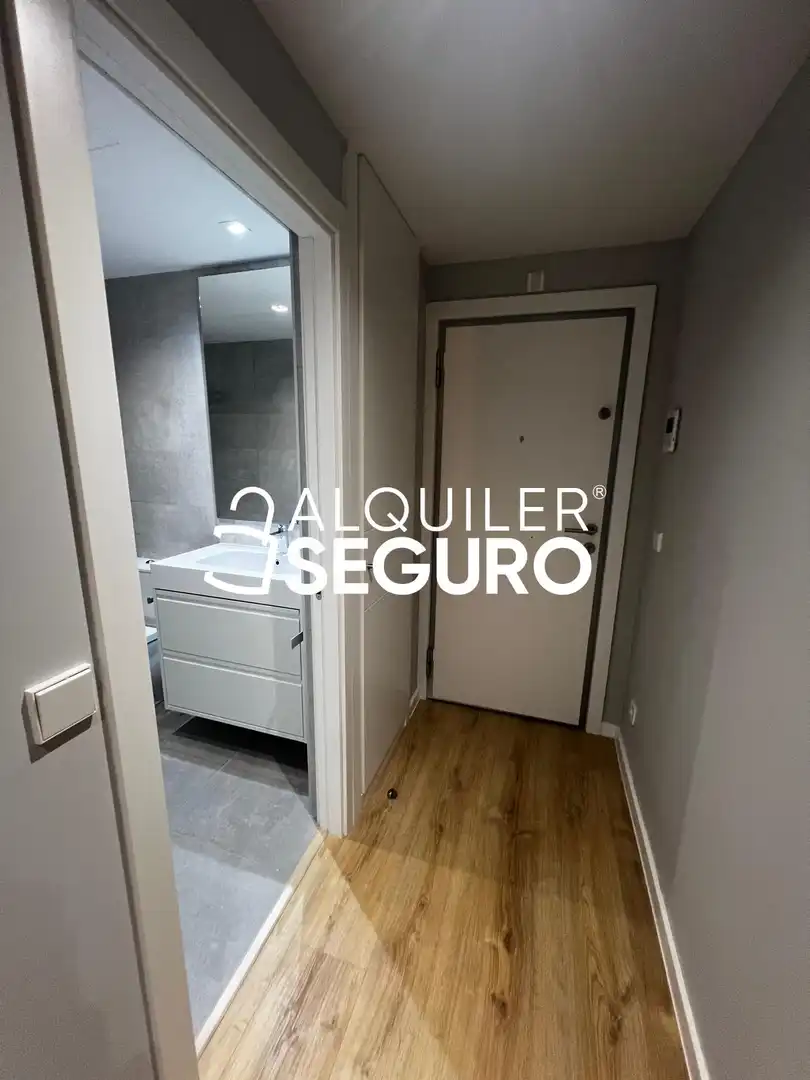 Dormitori de Pis de lloguer en Madrid amb Aire condicionat, Calefacció i Terrassa