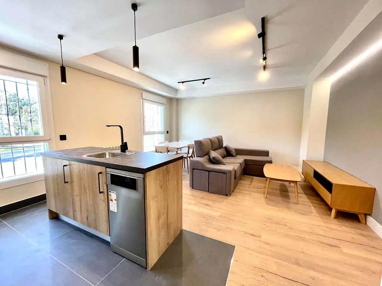 Sala d'estar de Apartament de lloguer en Madrid amb Aire condicionat, Calefacció i Moblat