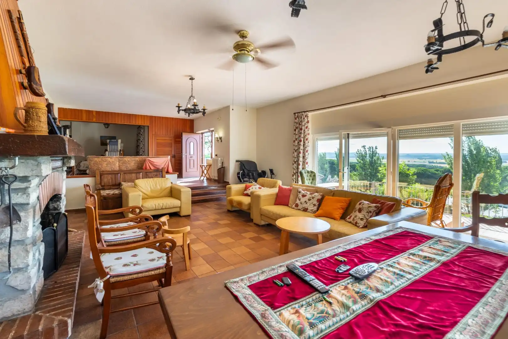 Sala d'estar de Casa o xalet en venda en Tudela de Duero amb Calefacció, Jardí privat i Terrassa