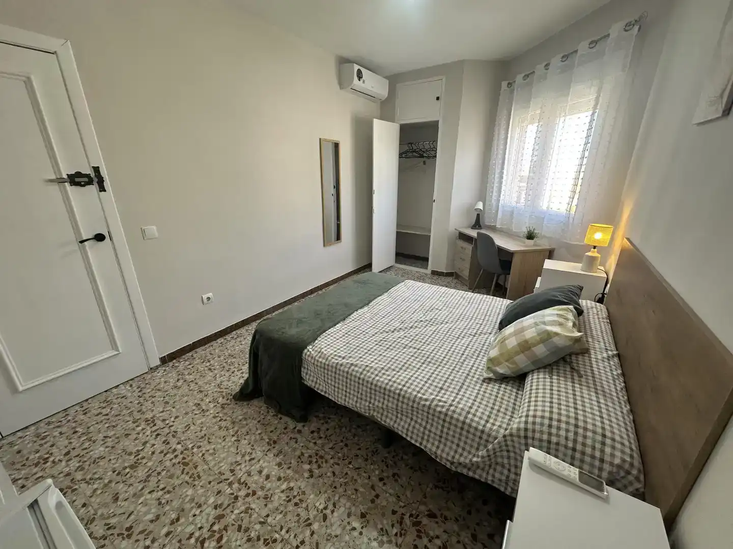 Bedroom of Flat for share in Alcázar de San Juan  with Air Conditioner, Furnished and Balcony