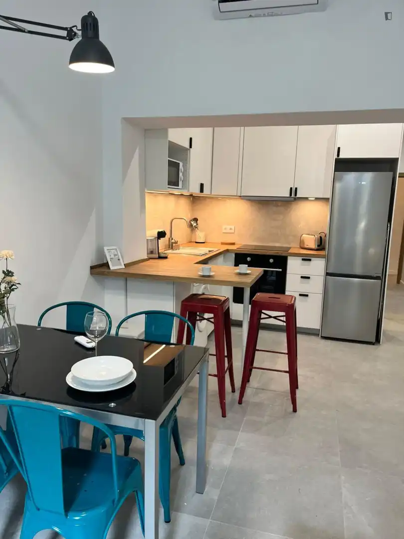 Cuina de Apartament de lloguer en Valencia amb Aire condicionat, Moblat i Forn