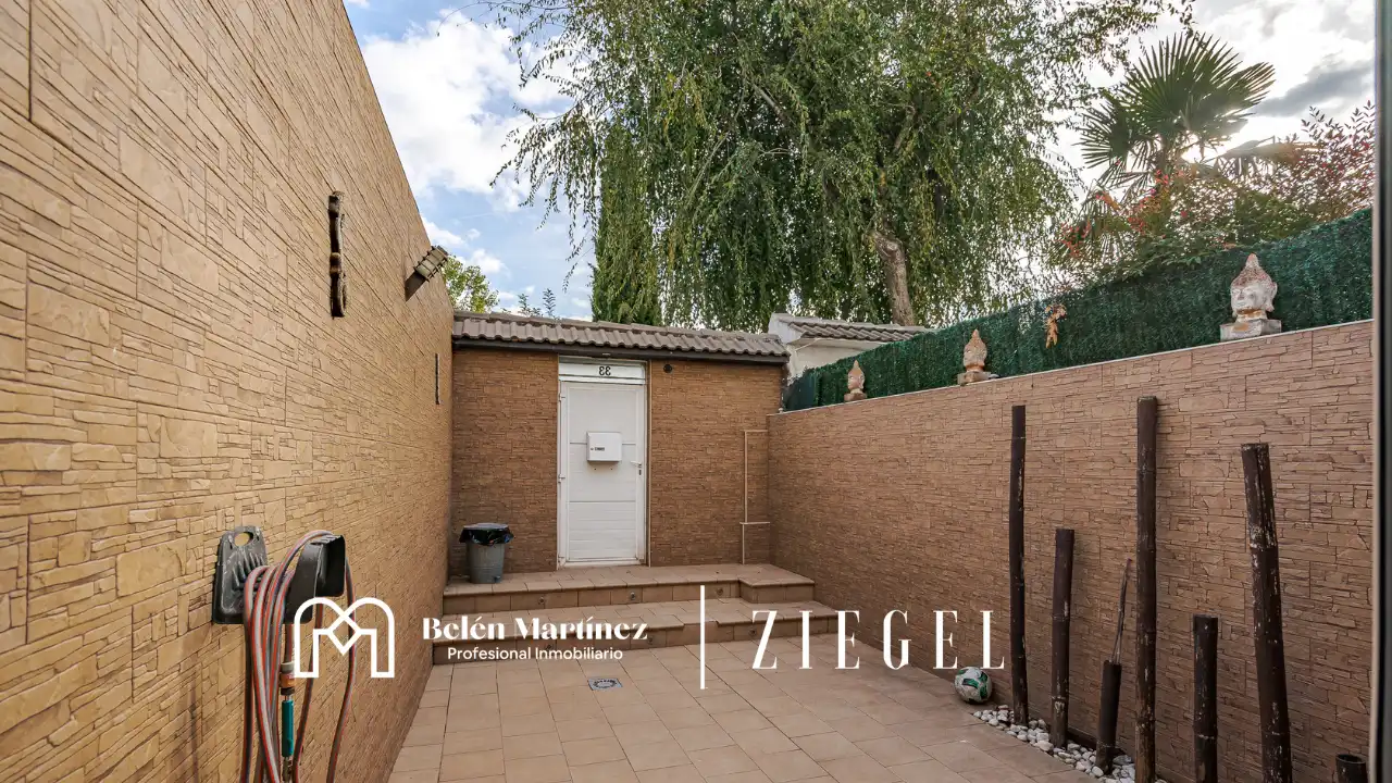 Vista exterior de Casa o chalet en venta en Urbanizaciones
