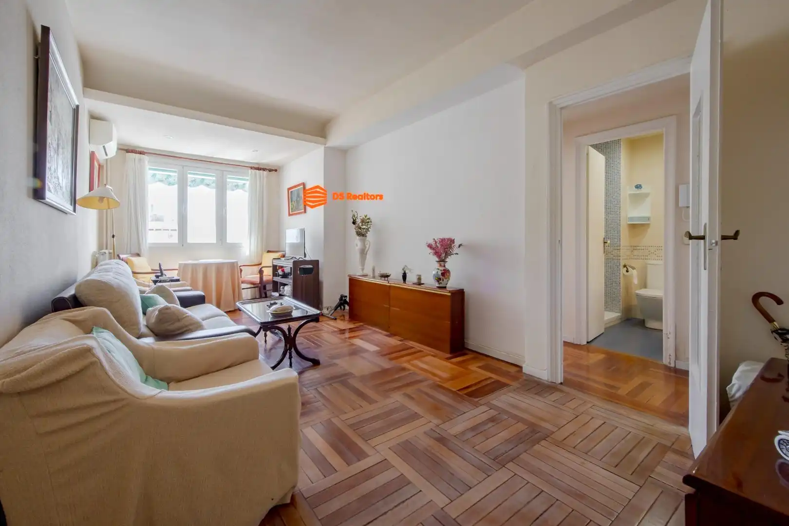 Living room of Flat for sale in Madrid  with Air Conditioner, Heating and Parquet flooring