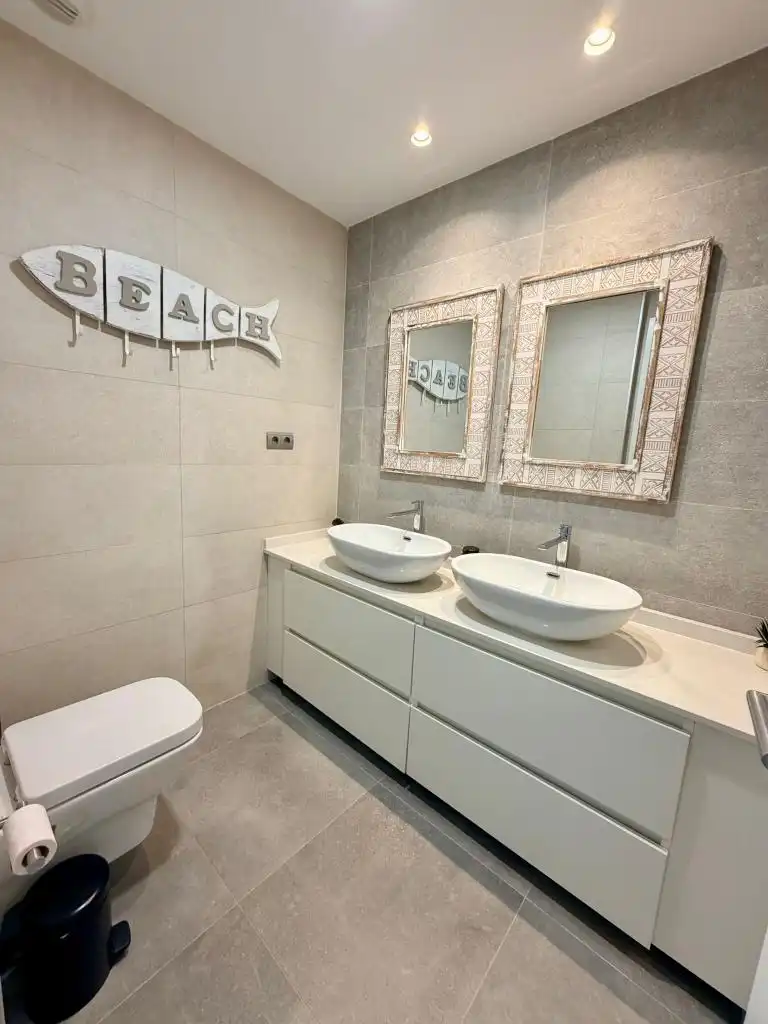 Badezimmer von Wohnung zur Miete in La Alcaidesa mit Klimaanlage, Heizung und Privatgarten