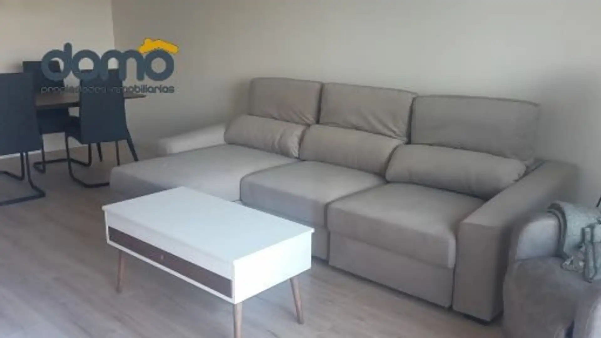 Sala de estar de Piso de alquiler en  Granada Capital con Aire acondicionado, Terraza y Amueblado