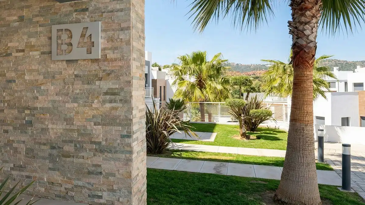 Vista exterior de Dúplex en venta en Marbella con Aire acondicionado, Terraza y Trastero
