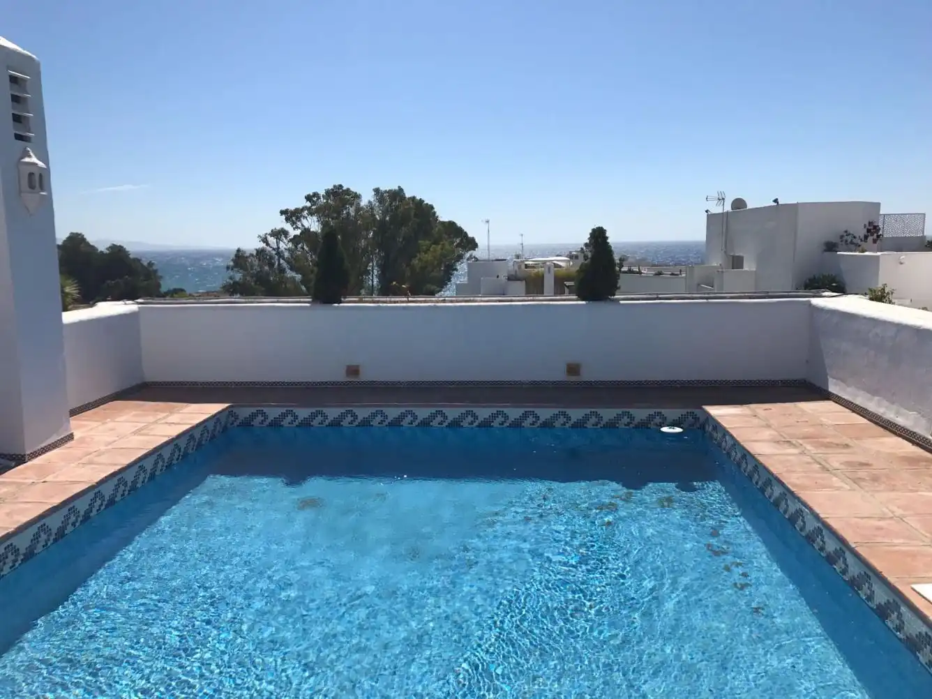 Schwimmbecken von Maisonette zum Verkauf in Benahavís mit Klimaanlage, Terrasse und Schwimmbad