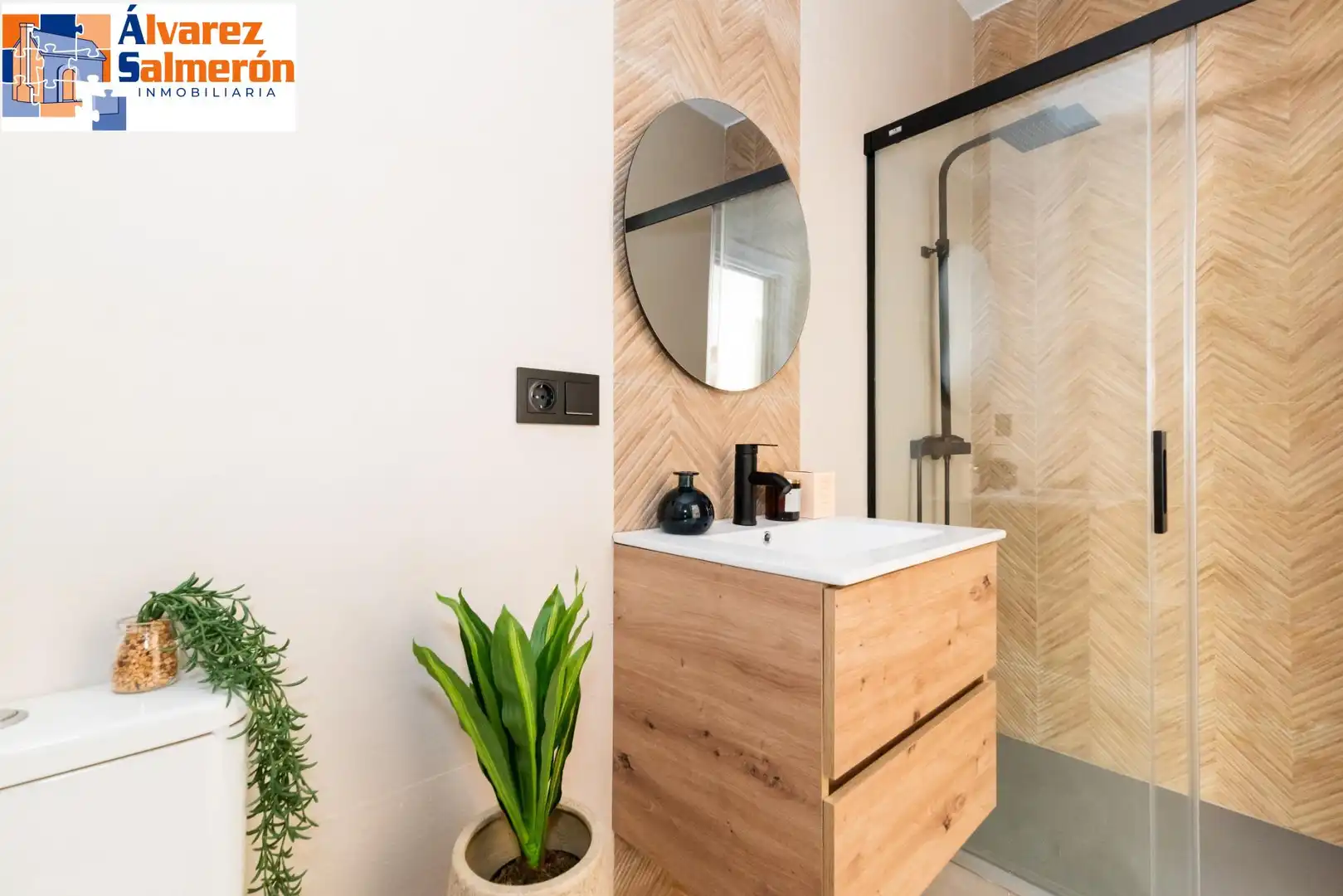 Bathroom of Study for sale in Granada  with Air Conditioner, Heating and Furnished