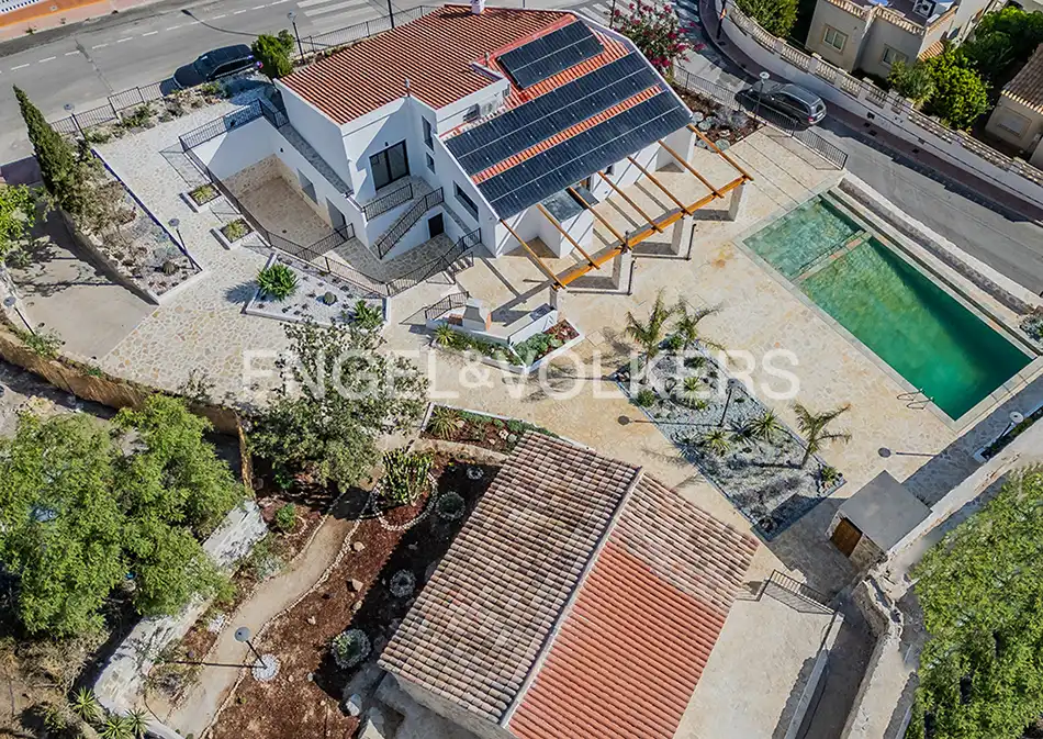 Vista exterior de Casa o xalet en venda en El Campello amb Aire condicionat, Calefacció i Jardí privat