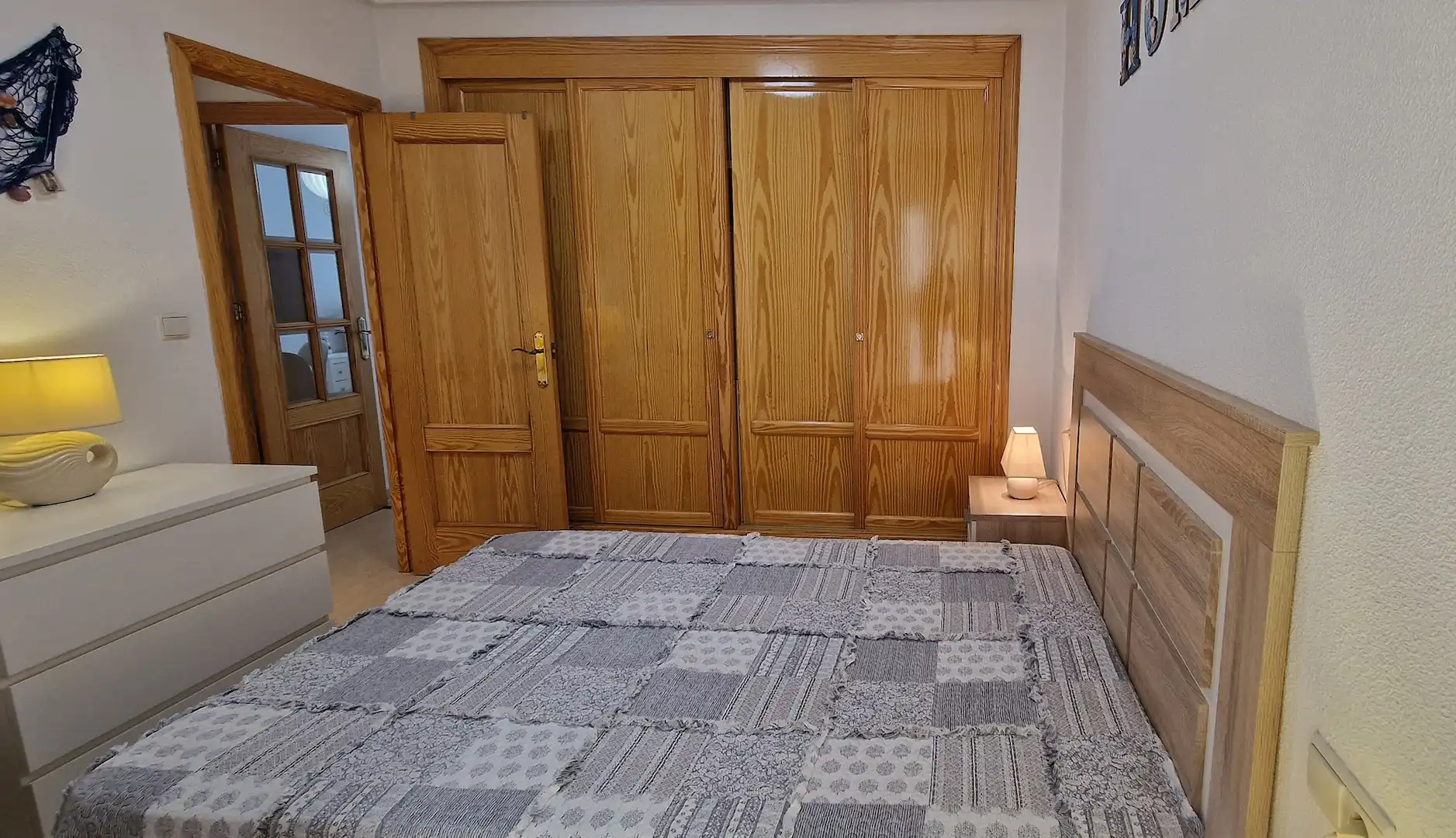 Dormitori de Apartament de lloguer en Guardamar del Segura amb Aire condicionat, Calefacció i Moblat