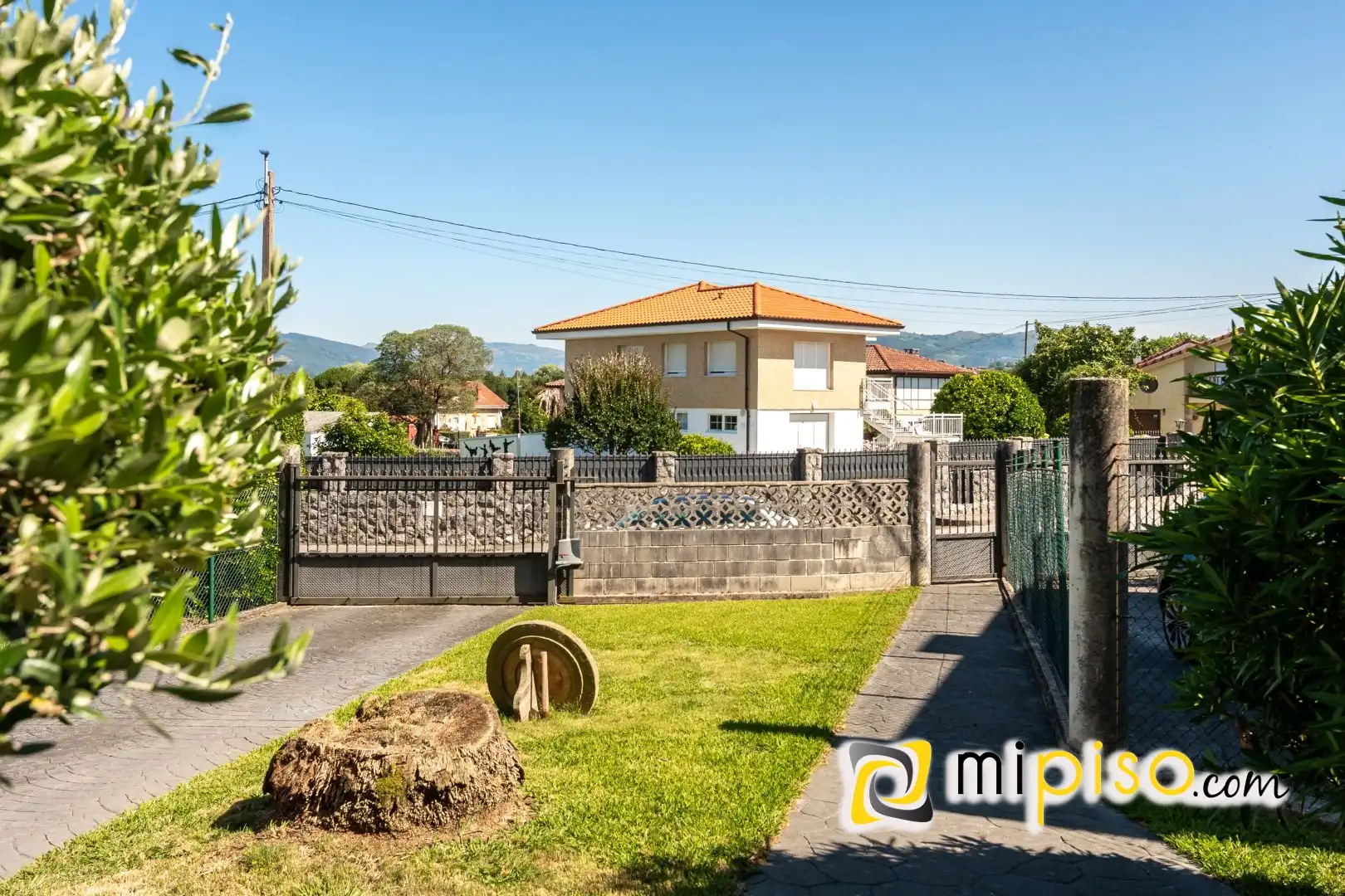 Vista exterior de Casa o xalet en venda en Bárcena de Cicero amb Calefacció, Jardí privat i Piscina