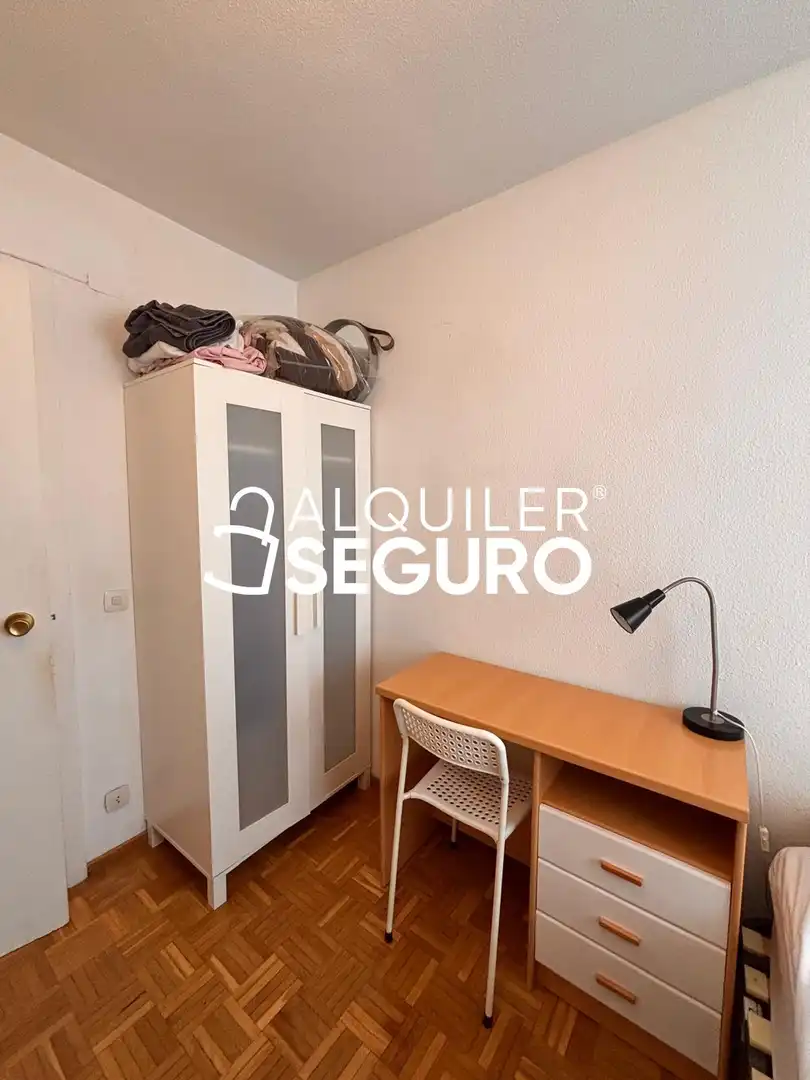 Dormitori de Pis de lloguer en Madrid amb Calefacció i Moblat