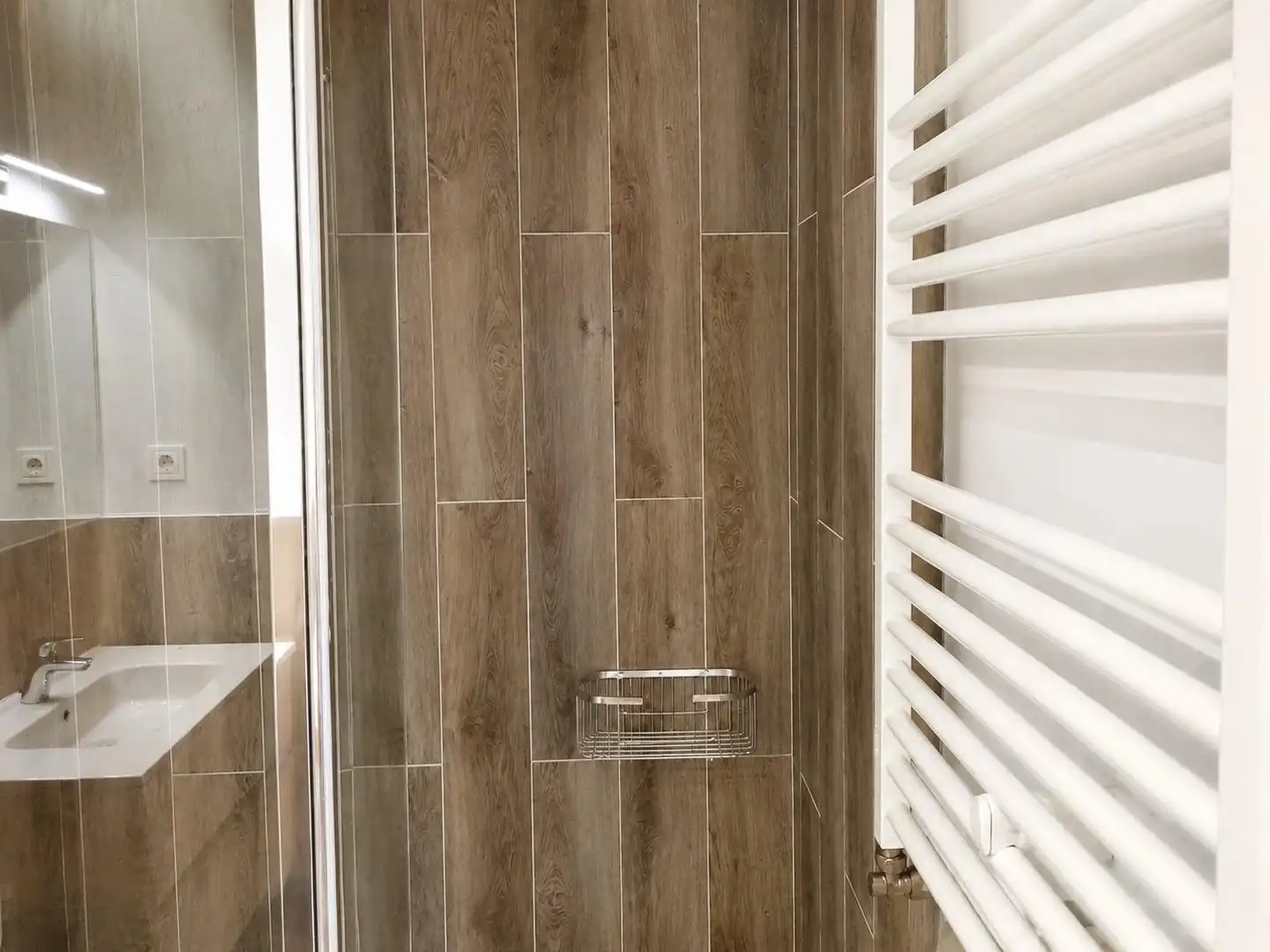 Bathroom of Attic for rent in Badalona  with Air Conditioner, Heating and Parquet flooring