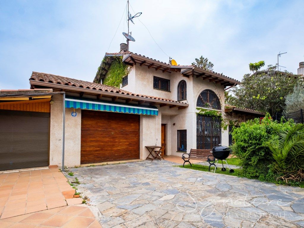 Exterior view of House or chalet for sale in Sant Cugat del Vallès  with Air Conditioner, Heating and Swimming Pool