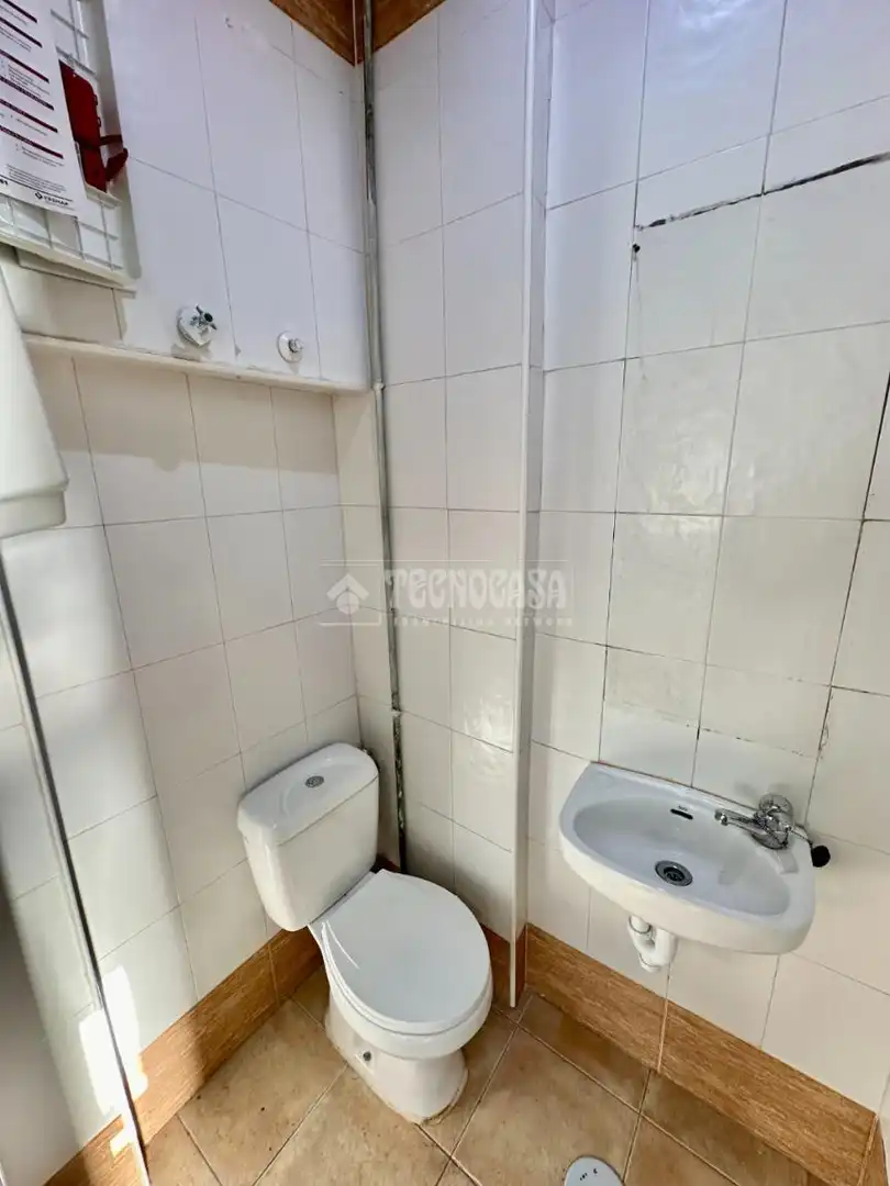 Baño de Local de alquiler en Pozo de Guadalajara con Calefacción