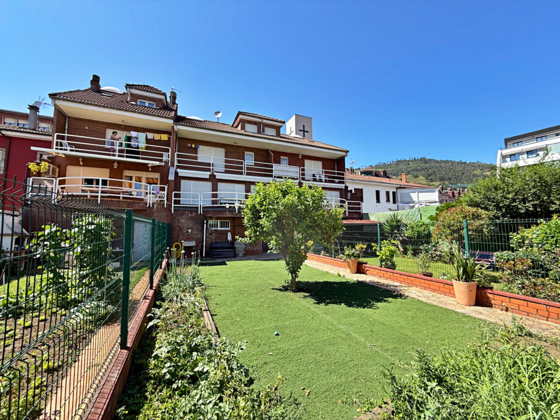 Jardí de Casa adosada en venda en Oviedo  amb Calefacció, Jardí privat i Parquet