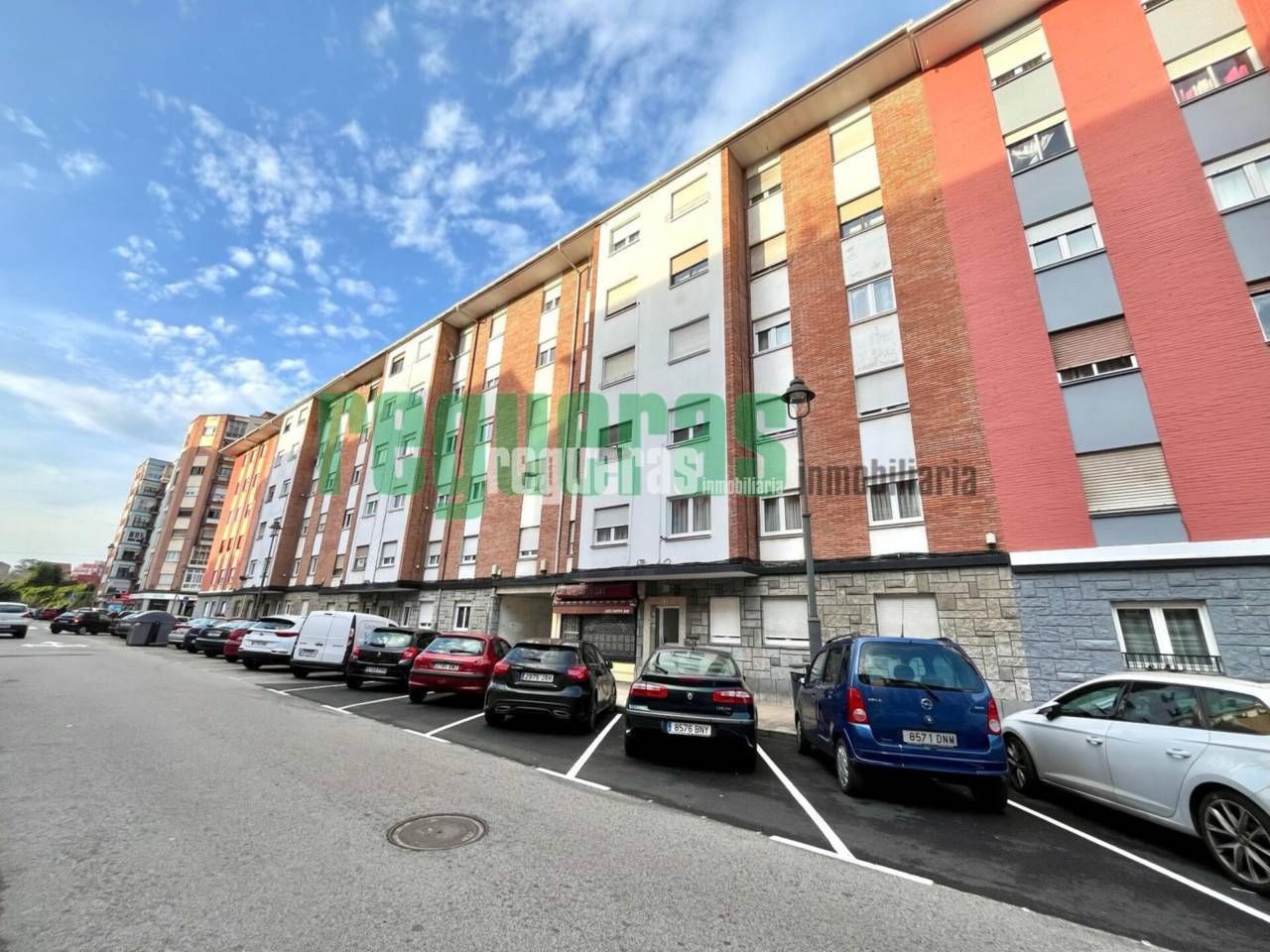 Vista exterior de Piso en venta en Avilés con Calefacción, Parquet y Amueblado