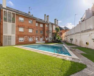 Swimming pool of Apartment for sale in  Barcelona Capital  with Air Conditioner, Heating and Private garden