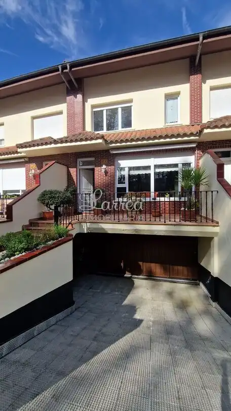 Außenansicht von Einfamilien-Reihenhaus zum Verkauf in Igorre mit Heizung, Privatgarten und Terrasse