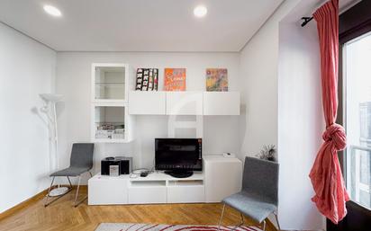 Sala d'estar de Pis en venda en  Madrid Capital amb Aire condicionat, Terrassa i Balcó