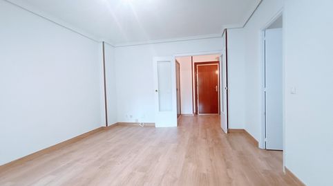 Foto 3 de Piso de alquiler en Ginzo de Limia, La Paz, Madrid Capital