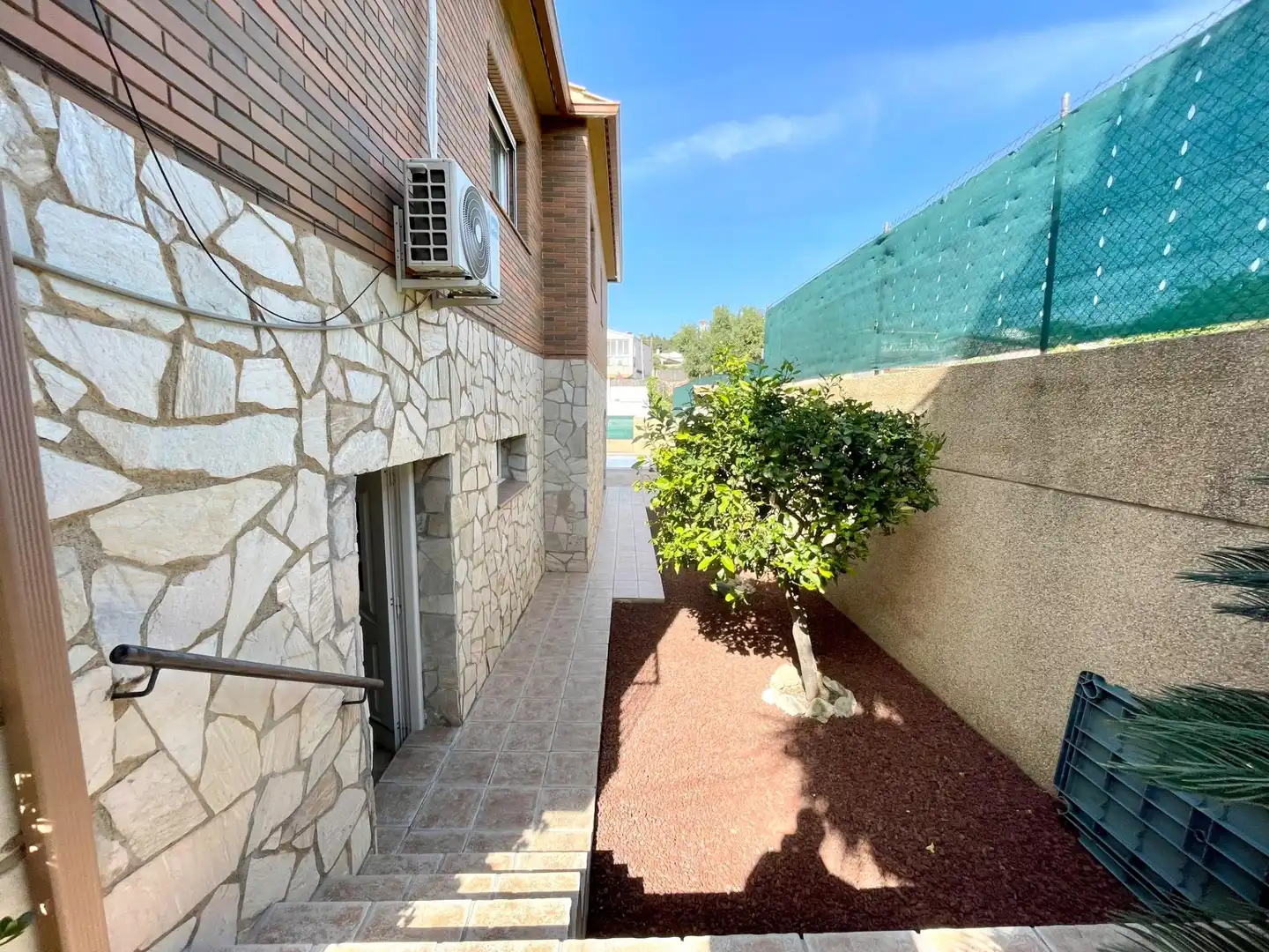 Vista exterior de Casa o xalet en venda en El Vendrell amb Aire condicionat, Jardí privat i Terrassa