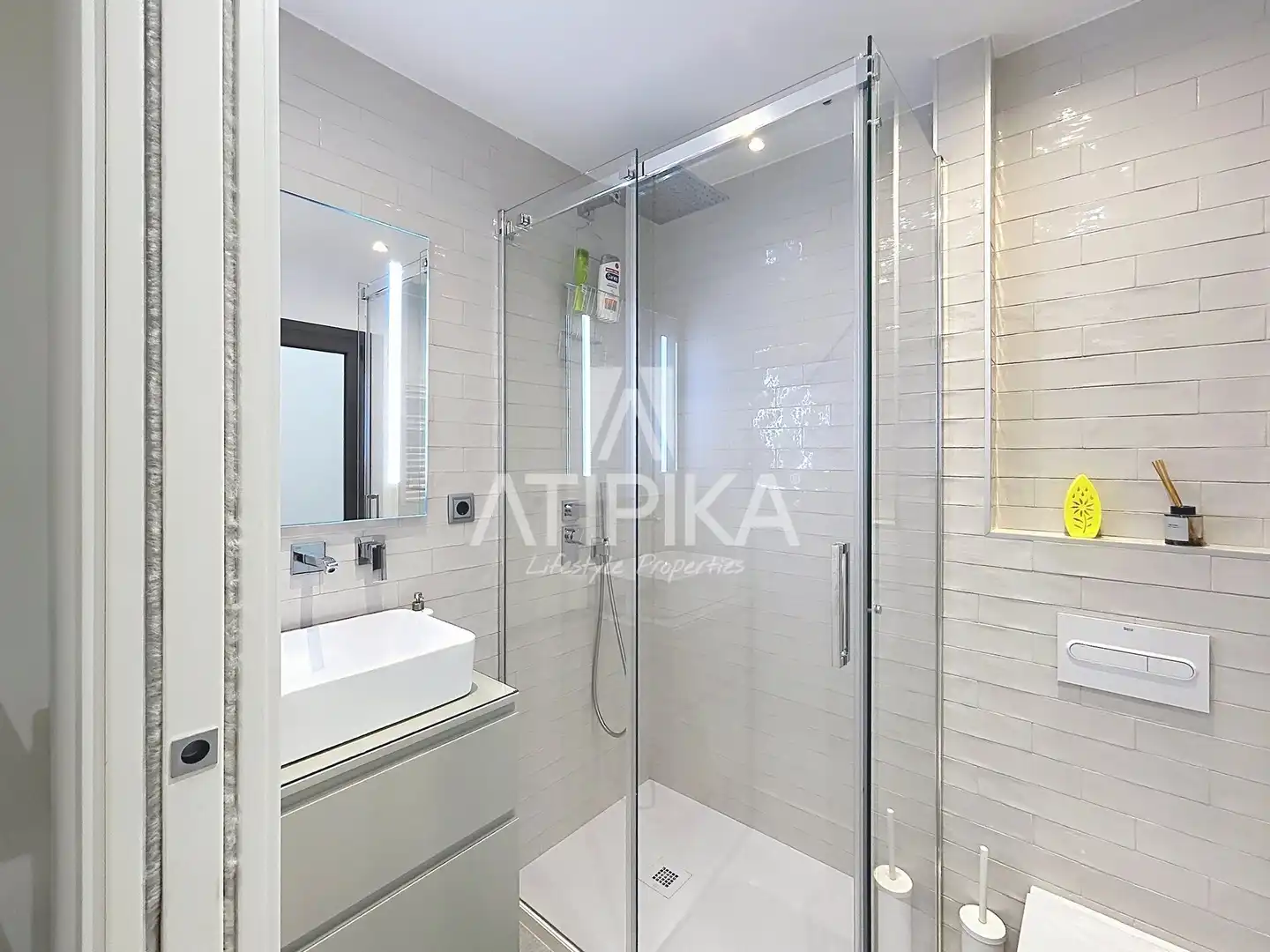 Badezimmer von Dachboden zur Miete in Barcelona mit Klimaanlage, Heizung und Parkett