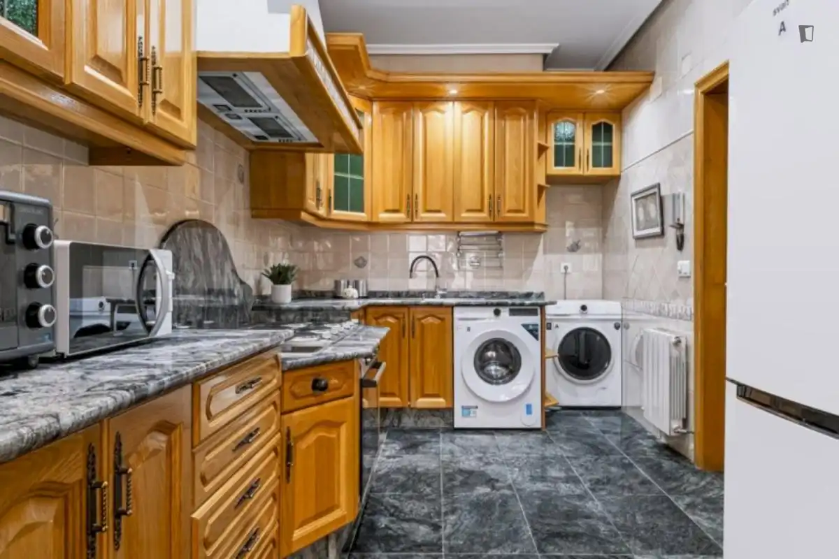 Cuina de Casa o xalet per a compartir en Madrid amb Calefacció, Moblat i Forn