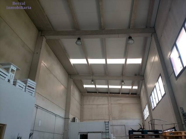 Nave industrial en Alquiler en Calle SANTA LUCIA en Oyón-Oion
