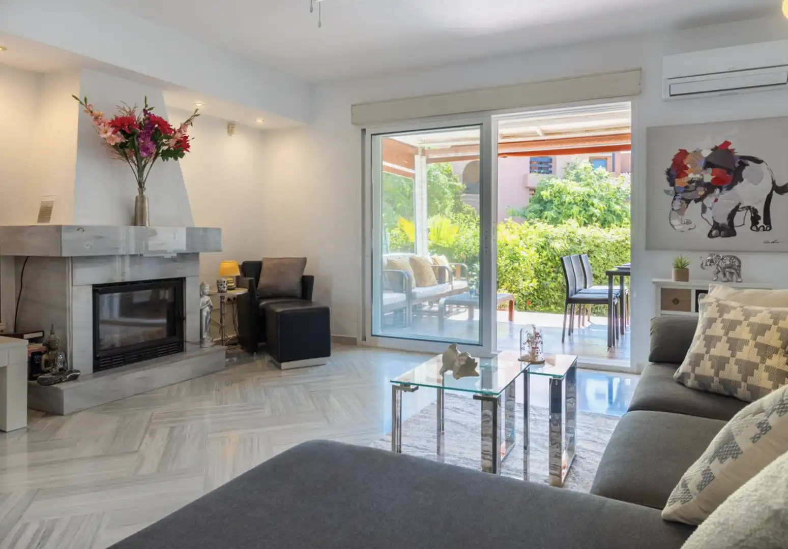 Living room of Detached homes for sale in Estepona  with Air Conditioner, Heating and Terrace