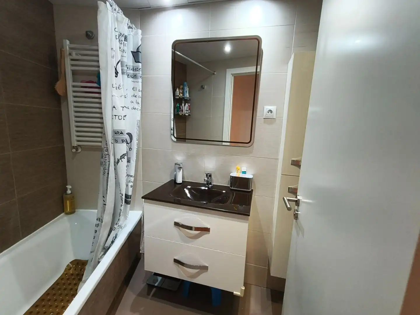 Bathroom of Flat for sale in  Madrid Capital  with Air Conditioner and Balcony