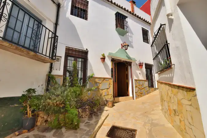 Vista exterior de Casa adosada en venta en Benaoján con Calefacción, Terraza y Jacuzzi
