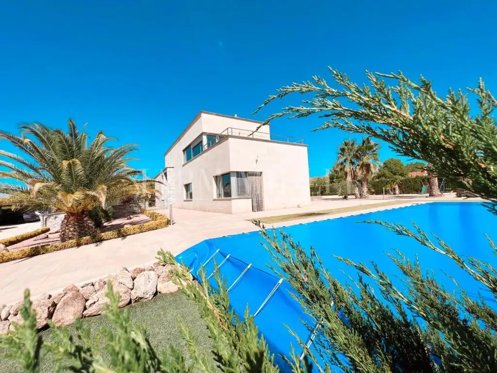 Vista exterior de Casa o xalet en venda en Yecla amb Aire condicionat, Calefacció i Jardí privat