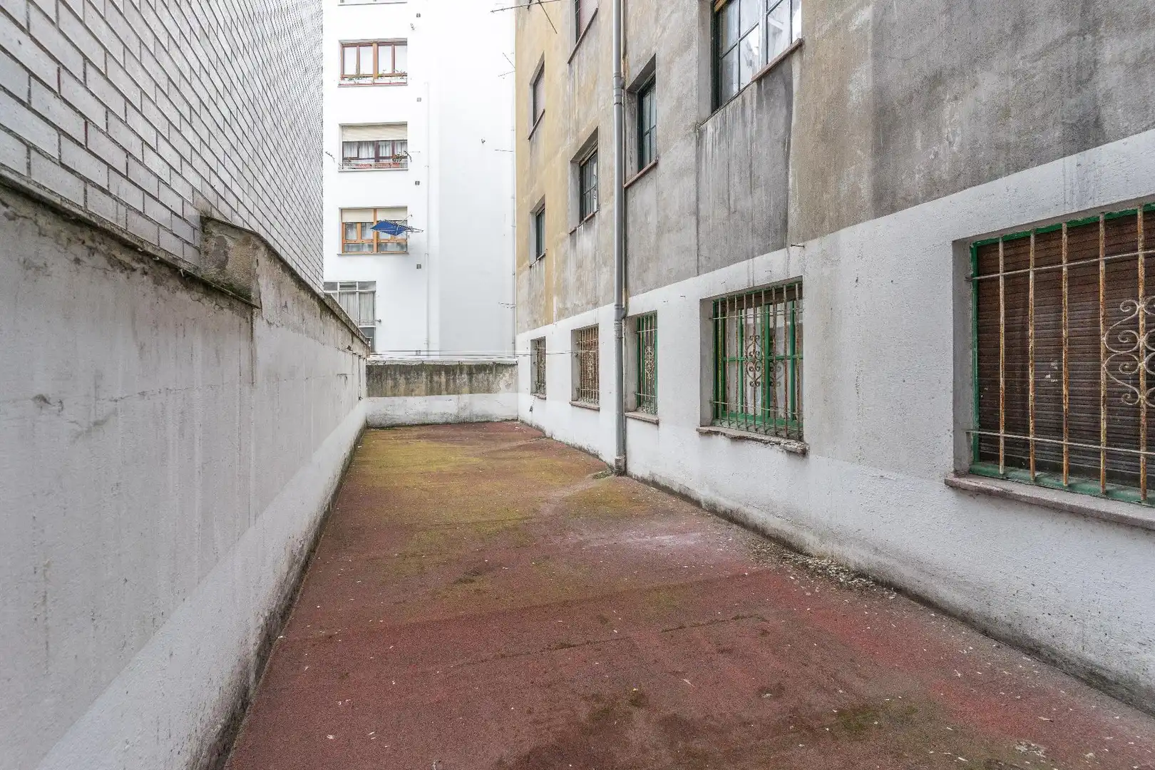 Vista exterior de Pis en venda en Oviedo  amb Terrassa i Balcó